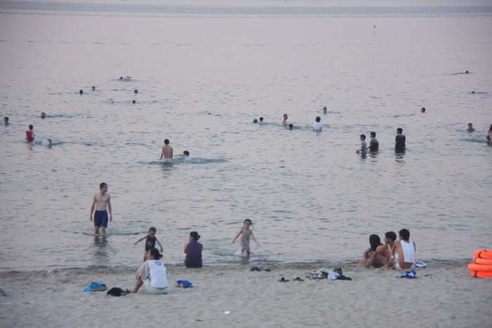 Nếu người dân và du khách vi phạm trong việc xả rác tại các bãi biển, các khu nhà tắm nước ngọt và bãi tắm công cộng...sẽ bị xử phạt bằng tiền. Ảnh: Hoàng Tuấn Nếu người dân và du khách vi phạm trong việc xả rác tại các bãi biển, các khu nhà tắm nước ngọt và bãi tắm công cộng...sẽ bị xử phạt bằng tiền. Ảnh: Hoàng Tuấn