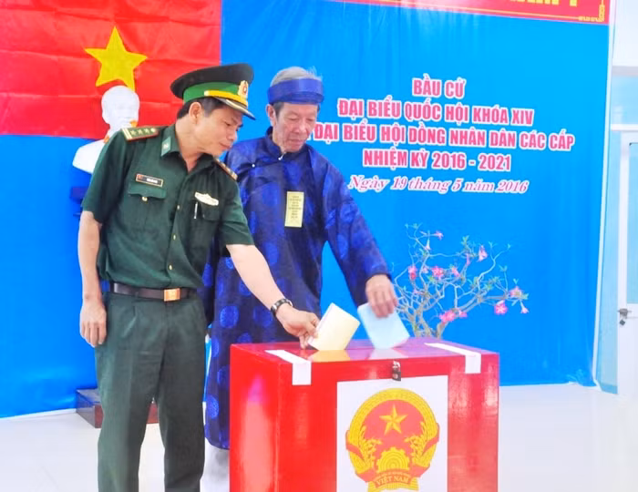 Sau đó, họ lựa chọn những người xứng đáng và bỏ phiếu bầu