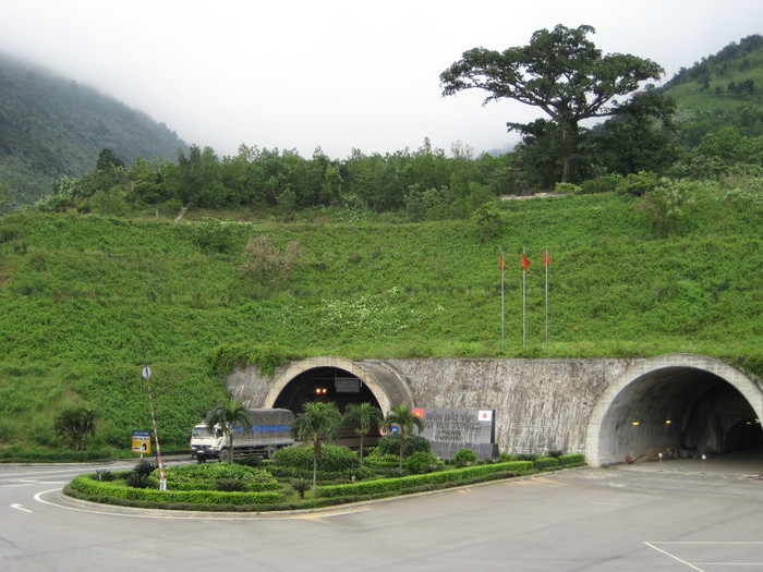 Nếu sau này, Công ty cổ phần đầu tư Đèo Cả mở rộng hầm đường bộ Hải Vân, đặt thêm trạm thu phí nữa thì người dân Lăng Cô và vùng phụ cận lại phải chịu hai lần phí. Ảnh: Hoàng Tuấn