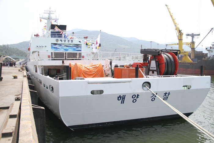 Phía sau tàu huấn luyện Badaro của lực lượng bảo vệ bờ biển Hàn Quốc