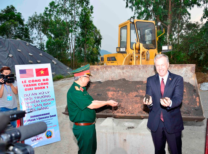 Khoảng 45.000 m3 đất nhiễm dioxin tại sân bay Đà Nẵng đã được xử lý thành công và giờ đây đã an toàn. Khoảng 45.000 m3 đất nhiễm dioxin tại sân bay Đà Nẵng đã được xử lý thành công và giờ đây đã an toàn.