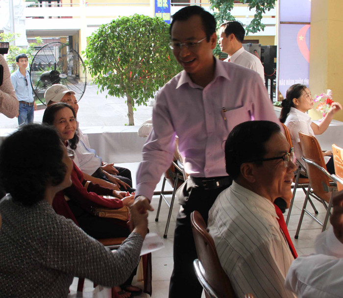 Sáng 22/5, Bí thư Nguyễn Xuân Anh đến từ sớm, chào hỏi mọi người....Ảnh: Hoàng Tuấn