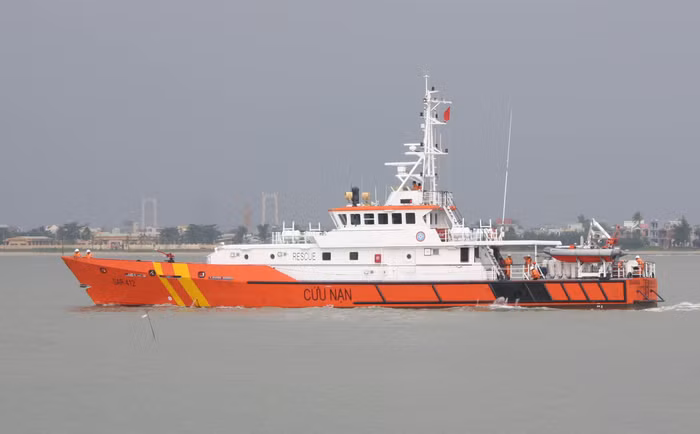 Tàu SAR 412 của Trung tâm 2 trong một lần đi cứu nạn. Ảnh: Hoàng Tuấn Tàu SAR 412 của Trung tâm 2 trong một lần đi cứu nạn. Ảnh: Hoàng Tuấn