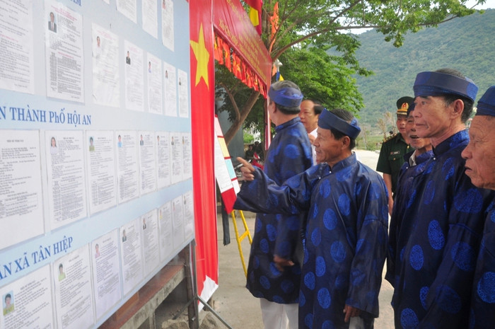 Người dân xã đảo Tân Hiệp lựa chọn những người có đủ đức, đủ tài với mong muốn những người được bầu hãy làm những việc thiết thực, có ích cho dân, cho nước