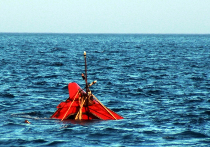 Một tàu cá bị chìm trên biển. Ảnh minh họa Một tàu cá bị chìm trên biển. Ảnh minh họa