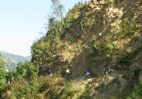 Con đường cheo leo giữa vách núi.