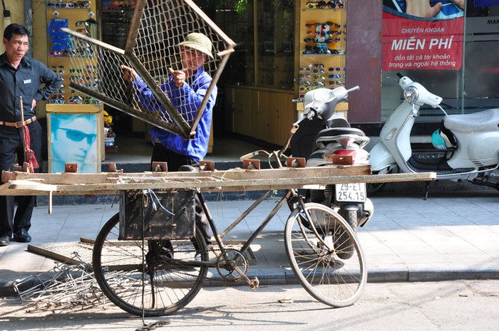 Nét mặt mệt mỏi của người đàn ông thu mua sắt vụn. Nét mặt mệt mỏi của người đàn ông thu mua sắt vụn.