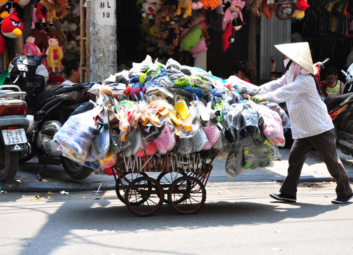 Những chiếc xe bán hàng rong vẫn lưu động trên khắp tuyến phố của thủ đô. Những chiếc xe bán hàng rong vẫn lưu động trên khắp tuyến phố của thủ đô.