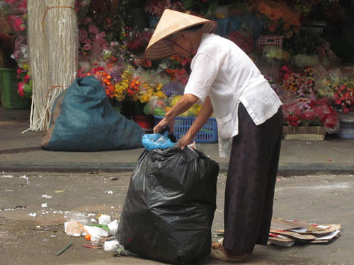 Một bộ phận không nhỏ người già vẫn đang làm trên các con phố: nhặt rác, bán hàng rong. Một bộ phận không nhỏ người già vẫn đang làm trên các con phố: nhặt rác, bán hàng rong.