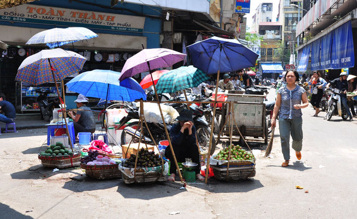 Gian hàng chống nắng bằng những chiếc ô. Gian hàng chống nắng bằng những chiếc ô.