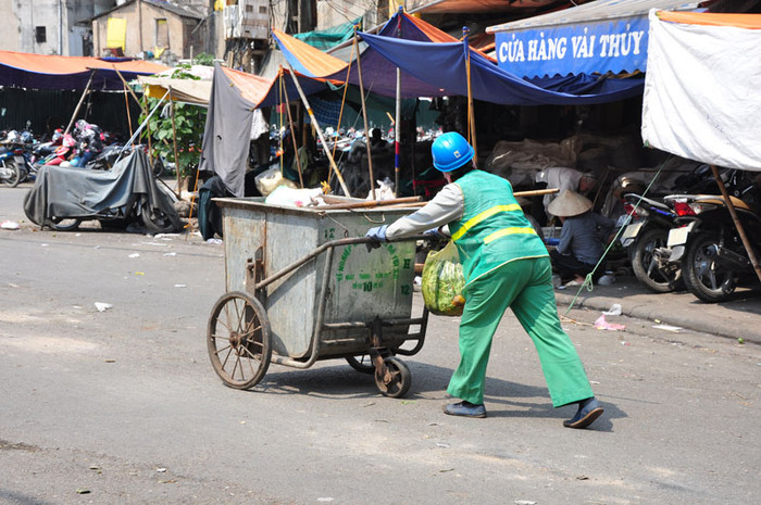 Giữa trưa nắng, những người lao công vẫn đang làm công việc của mình để những con phố sạch đẹp. Giữa trưa nắng, những người lao công vẫn đang làm công việc của mình để những con phố sạch đẹp.