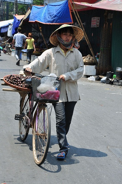 Rong ruổi trên nhiều tuyến phố, người phụ nữ phải gồng mình với “làn” mưu sinh. Rong ruổi trên nhiều tuyến phố, người phụ nữ phải gồng mình với “làn” mưu sinh.