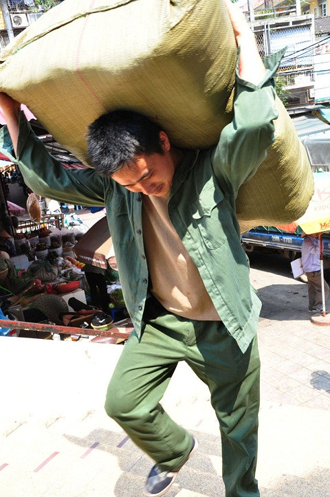 Một bộ phận không nhỏ người lao động bốc vác trong chợ Đồng Xuân không biết đến giấc ngủ trưa. Một bộ phận không nhỏ người lao động bốc vác trong chợ Đồng Xuân không biết đến giấc ngủ trưa.