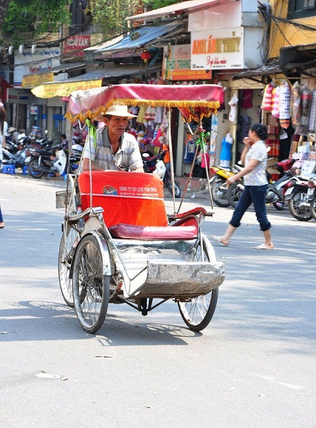 Dưới cái nắng, chiếc xích lô dường như nặng nề hơn khi không có khách. Dưới cái nắng, chiếc xích lô dường như nặng nề hơn khi không có khách.
