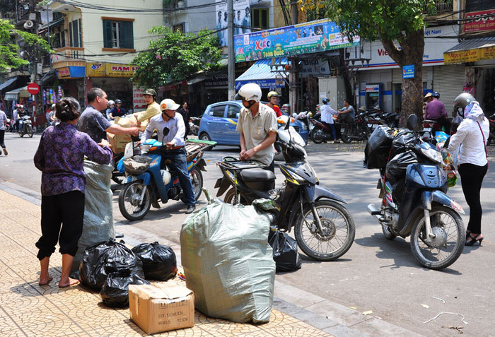 Trong những ngày gần đây, nền nhiệt độ ngoài trời lúc trưa có thể lên tới hơn 40 độ C. Nhiều người đã hạn chế ra đường nhưng cách chống nắng của người lao động trong thời điểm này là làm quen dần với nắng. Trong những ngày gần đây, nền nhiệt độ ngoài trời lúc trưa có thể lên tới hơn 40 độ C. Nhiều người đã hạn chế ra đường nhưng cách chống nắng của người lao động trong thời điểm này là làm quen dần với nắng.