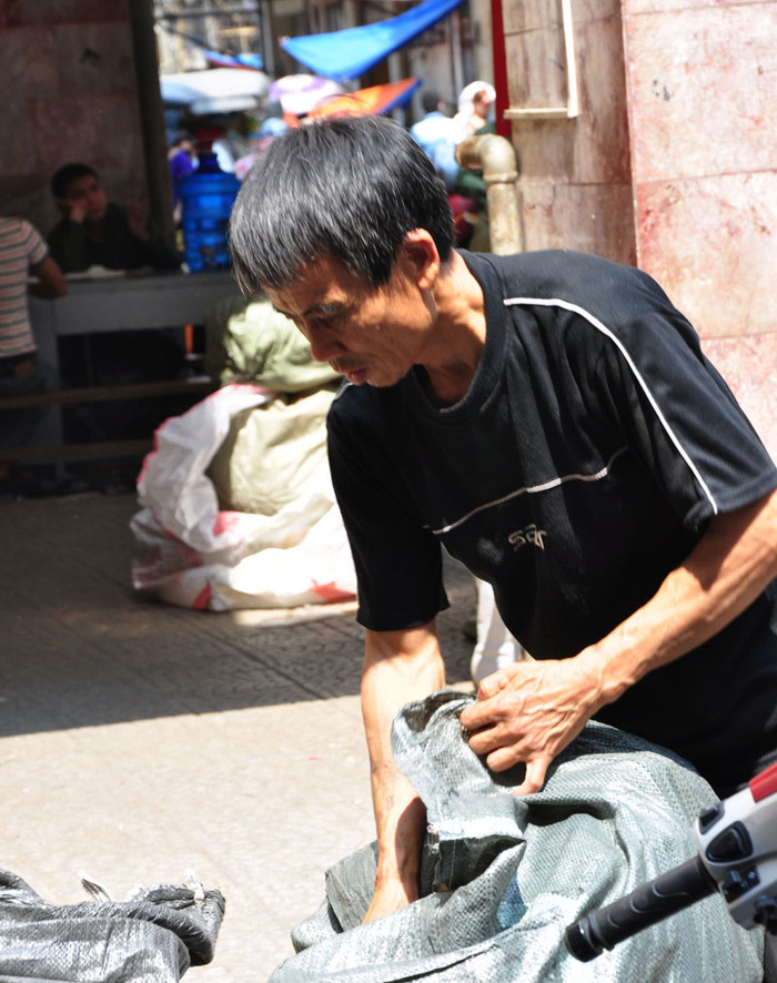 Những gánh hàng rong vẫn bước đi khắp nơi trên phố. Những gánh hàng rong vẫn bước đi khắp nơi trên phố.
