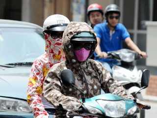 Người dân Hà Nội vất vả chống chọi với nắng nóng gay gắt. Ảnh: Ngọc Thắng.