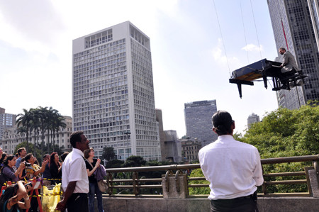 Buổi biểu diễn thu hút sự chú ý của nhiều người. Buổi biểu diễn thu hút sự chú ý của nhiều người.