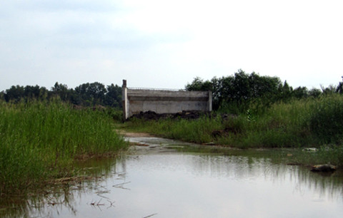 Đường vành đai phía Đông (từ Liên tỉnh lộ 25B đến cầu Rạch Chiếc) sau 6 năm khởi công hiện vẫn còn nham nhở, ngập nước, cỏ mọc um tùm. Ảnh: H.C. Đường vành đai phía Đông (từ Liên tỉnh lộ 25B đến cầu Rạch Chiếc) sau 6 năm khởi công hiện vẫn còn nham nhở, ngập nước, cỏ mọc um tùm. Ảnh: H.C.