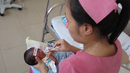 Một trong ba bé đang được các y tá chăm sóc. Một trong ba bé đang được các y tá chăm sóc.