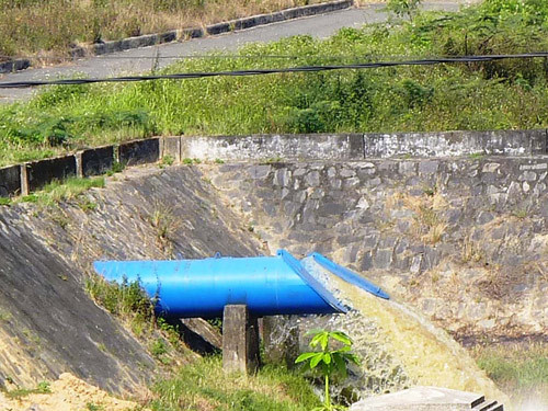 Nước không nhiễm mặn lấy từ trạm bơm An Trạch đưa vào hồ xử lý. Ảnh: H.T. Nước không nhiễm mặn lấy từ trạm bơm An Trạch đưa vào hồ xử lý. Ảnh: H.T.