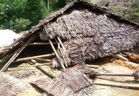 Năm 2011, nhiều trận lốc xoáy cục bộ đã xảy ra trên địa bàn Thanh Hóa làm hàng trăm ngôi nhà bị sập, hư hỏng và tốc mái. Ảnh: Dân trí. Năm 2011, nhiều trận lốc xoáy cục bộ đã xảy ra trên địa bàn Thanh Hóa làm hàng trăm ngôi nhà bị sập, hư hỏng và tốc mái. Ảnh: Dân trí.