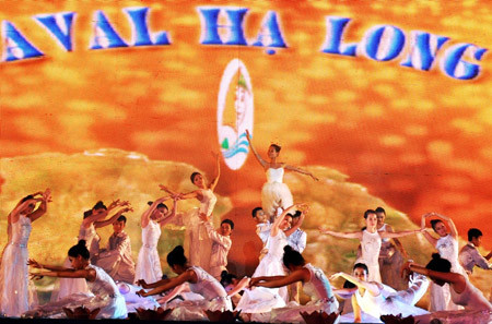 Sự cố mất điện xảy ra vào cuối tiết mục hát múa của ca sĩ Hồ Hoài Thu.