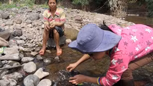 Nhiều nơi, phụ nữ là lao động chính trong gia đình. Ảnh: KT.