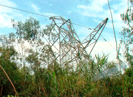 Hiện trường vụ đổ cột điện 110KV. Hiện trường vụ đổ cột điện 110KV.