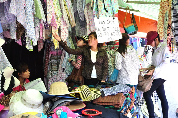 Mọi người nhanh chóng tìm cho mình những chiếc áo chống nắng với tiêu chuẩn có tiêu chuẩn bịt càng kín càng tốt.