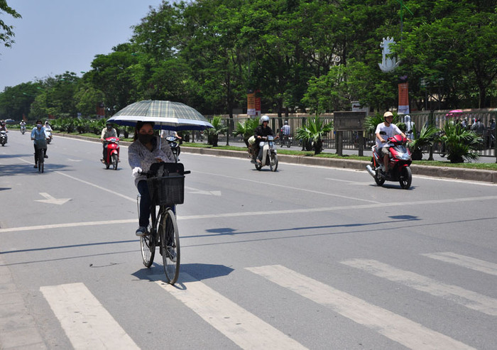 Trời nắng nóng, nhiều tuyến đường ở thủ đô thông thoáng hơn.