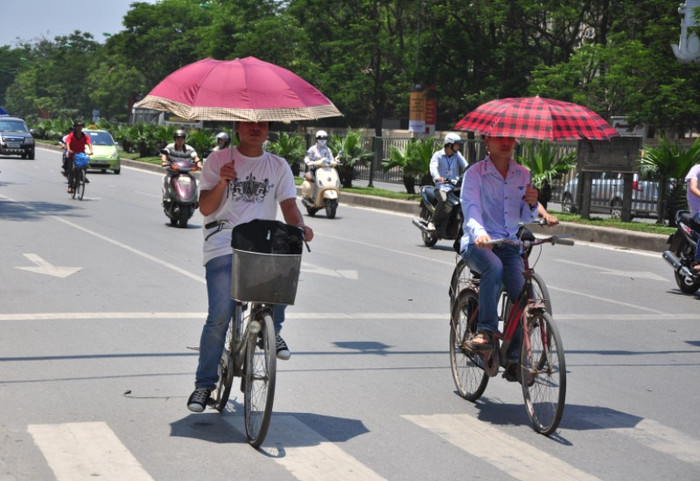 Còn các bạn nam cũng trang bị cho mình những chiếc ô, trong khi các bạn nữ đã sẵn sàng đón nắng.