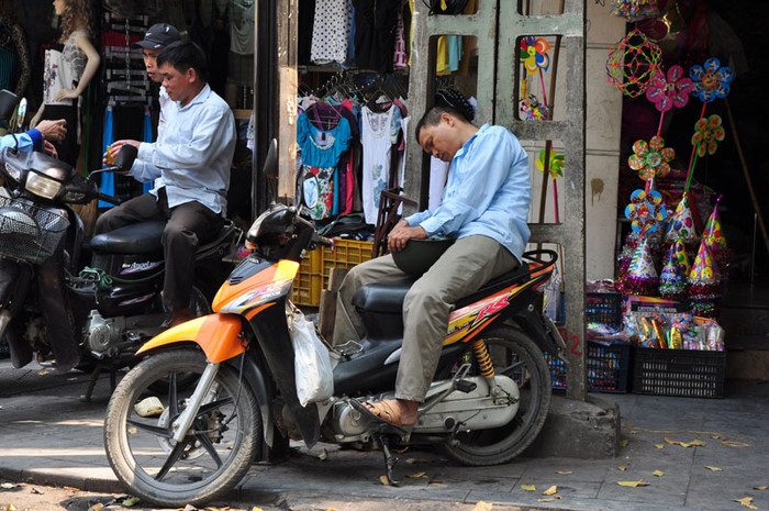 Những bác xe ôm luôn đứng ngoài trời cũng tìm cho mình bóng râm để tránh nắng.