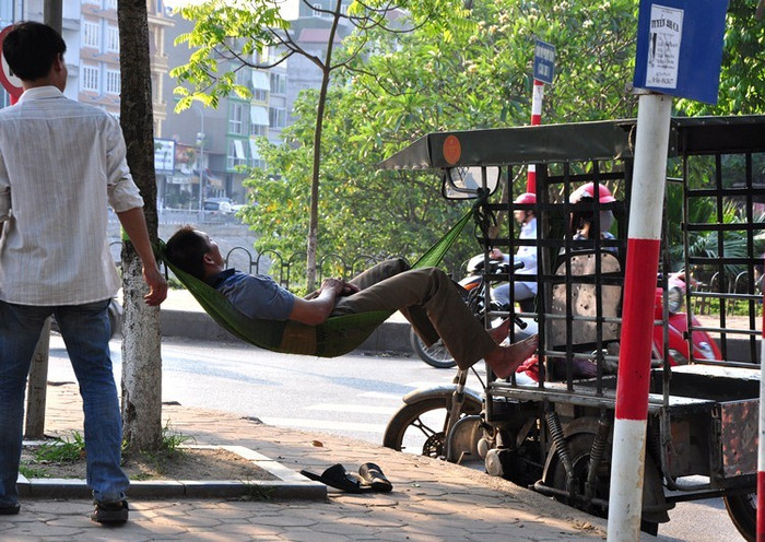 Còn các bác “vận tải” những lúc vắng khách lại tìm những gốc cây để mắc võng, và đợi khách.