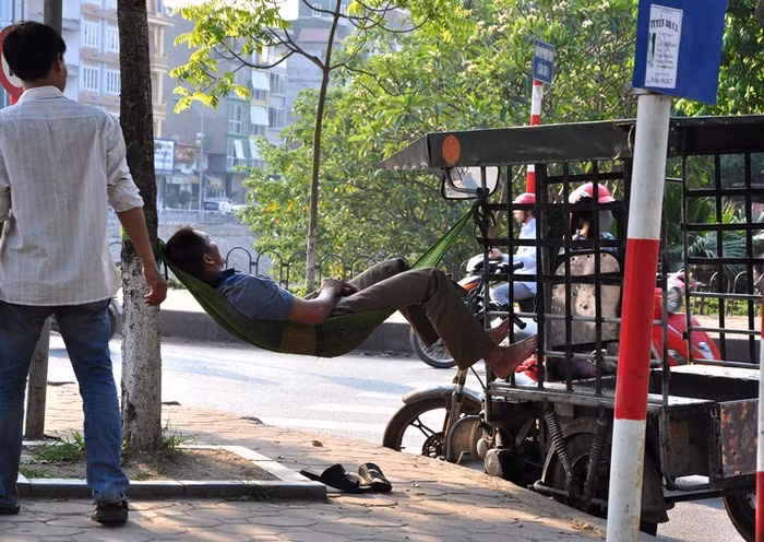 Còn các bác “vận tải” những lúc vắng khách lại tìm những gốc cây để mắc võng, và đợi khách. Còn các bác “vận tải” những lúc vắng khách lại tìm những gốc cây để mắc võng, và đợi khách.