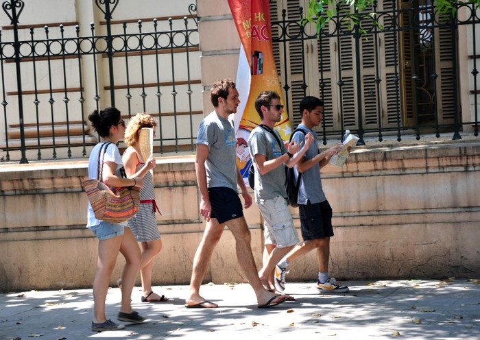 Có vẻ như những người nước ngoài đã quen hơn với những trận nắng nóng như thế này.