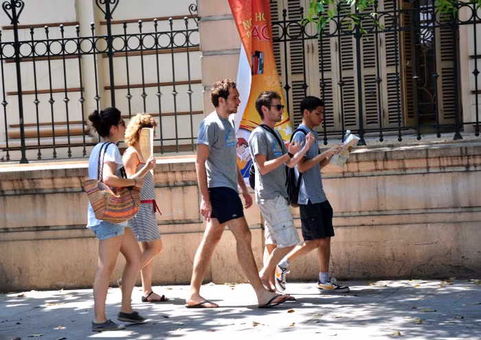 Có vẻ như những người nước ngoài đã quen hơn với những trận nắng nóng như thế này. Có vẻ như những người nước ngoài đã quen hơn với những trận nắng nóng như thế này.