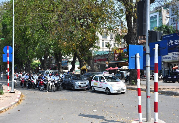 Những bóng râm là vị cứu tinh của những người lưu thông trên đường khi đến ngã ba, ngã tư trong lúc chờ đèn xanh.