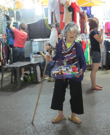 23h, chợ đêm phố cổ, cụ Thoa vẫn đứng bán mấy hộp kẹo cao su. Người mua trả tiền nhưng chẳng ai nỡ lấy hàng của cụ. Cụ Thoa quê ở Thanh Hóa, đã 85 tuổi nhưng ngày nào cũng vậy, cụ thất thểu ở đây kiếm vài đồng sống cho qua tuổi già. 23h, chợ đêm phố cổ, cụ Thoa vẫn đứng bán mấy hộp kẹo cao su. Người mua trả tiền nhưng chẳng ai nỡ lấy hàng của cụ. Cụ Thoa quê ở Thanh Hóa, đã 85 tuổi nhưng ngày nào cũng vậy, cụ thất thểu ở đây kiếm vài đồng sống cho qua tuổi già.