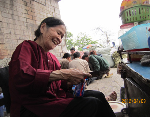 Ai cũng thương bà. Những lúc có việc phải chạy qua chạy lại đun ấm nước, lấy gói kẹo, mọi người đều để mắt trông hàng cho bà. Ai cũng thương bà. Những lúc có việc phải chạy qua chạy lại đun ấm nước, lấy gói kẹo, mọi người đều để mắt trông hàng cho bà.