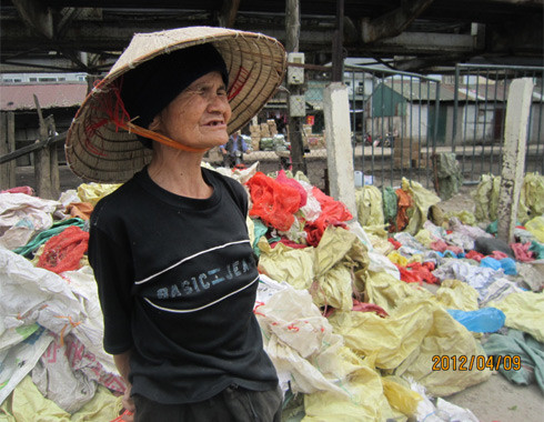 Bà Phải sống một mình ở cái xóm trọ nghèo dưới chân cầu Long Biên (Hà Nội) đã hơn 30 năm. Bà nhặt những cái bì rách, bẩn bán kiếm sống qua ngày. Mỗi cân bì, túi ấy chỉ bán được nghìn rưởi bạc, nhưng bà quyết không ăn xin. Bà bảo: "Còn chưa liệt, bà còn làm việc, khi nào không làm được nữa, bà sẽ trở về quê, với các cụ". Bà Phải sống một mình ở cái xóm trọ nghèo dưới chân cầu Long Biên (Hà Nội) đã hơn 30 năm. Bà nhặt những cái bì rách, bẩn bán kiếm sống qua ngày. Mỗi cân bì, túi ấy chỉ bán được nghìn rưởi bạc, nhưng bà quyết không ăn xin. Bà bảo: "Còn chưa liệt, bà còn làm việc, khi nào không làm được nữa, bà sẽ trở về quê, với các cụ".