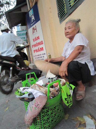 Không nhà cửa, cũng chẳng nhớ quê quán ở đâu, đã 45 năm, cụ Liên lang thang khắp nơi. Ai thương thì cho cụ vài đồng. Ngày chầu trực trên phố, đêm đến, cụ về phố Hàng Chiếu, ngủ ngay trên vỉa hè, trước cửa nhà người ta. Ở những góc khuất của Hà Nội như thế này, vẫn còn nhiều nỗi vất vả của những cuộc mưu sinh cuối đời. Không nhà cửa, cũng chẳng nhớ quê quán ở đâu, đã 45 năm, cụ Liên lang thang khắp nơi. Ai thương thì cho cụ vài đồng. Ngày chầu trực trên phố, đêm đến, cụ về phố Hàng Chiếu, ngủ ngay trên vỉa hè, trước cửa nhà người ta. Ở những góc khuất của Hà Nội như thế này, vẫn còn nhiều nỗi vất vả của những cuộc mưu sinh cuối đời.