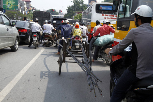 Xe đi sau luôn phải căng mắt nhìn những thanh sắt để tránh.