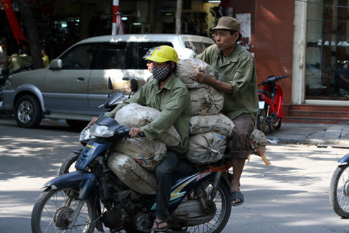 ... không đội mũ bảo hiểm.