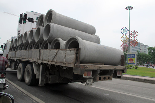 Trên đường Phạm Văn Đồng, nếu xe tải phanh gấp, những cống bê tông này có thể gây nguy hiểm.