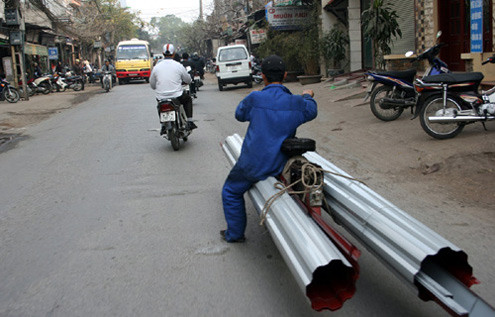 Vừa đi vừa chống chân.