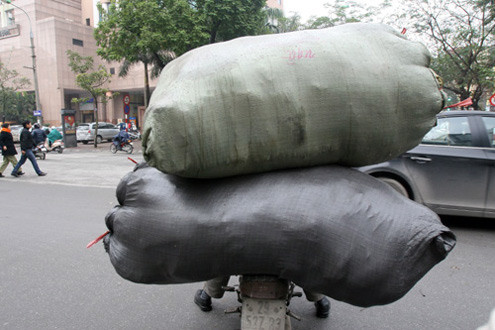 Những bao tải cồng kềnh di động trên phố.