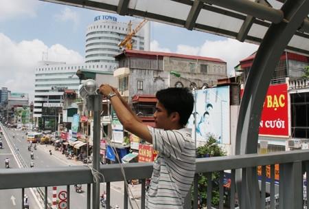 Trao đổi với phóng viên, người lắp đặt camera cho biết, là nhân viên của VOV giao thông. Mục đích của việc làm này nhằm ghi lại tình hình giao thông trên cầu vượt thép, tuy nhiên, chiếc camera mới được lắp đặt theo hình thức thử nghiệm. Trao đổi với phóng viên, người lắp đặt camera cho biết, là nhân viên của VOV giao thông. Mục đích của việc làm này nhằm ghi lại tình hình giao thông trên cầu vượt thép, tuy nhiên, chiếc camera mới được lắp đặt theo hình thức thử nghiệm.