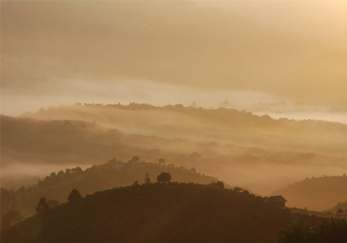 Xa xa những ngôi nhà tranh nhỏ bé thấp thoáng trong làng sương sớm với những đám mây trắng tạo nên khung cảnh như chốn thiên đường. Chút thi vị đã níu kéo lòng tác giả, đưa bạn đến với những góc nhìn đa chiều, tuyệt đẹp tại dự án thủy điện Đồng Nai 2. Ảnh: Cảnh tượng như bức tranh thủy mặc. Xa xa những ngôi nhà tranh nhỏ bé thấp thoáng trong làng sương sớm với những đám mây trắng tạo nên khung cảnh như chốn thiên đường. Chút thi vị đã níu kéo lòng tác giả, đưa bạn đến với những góc nhìn đa chiều, tuyệt đẹp tại dự án thủy điện Đồng Nai 2. Ảnh: Cảnh tượng như bức tranh thủy mặc.