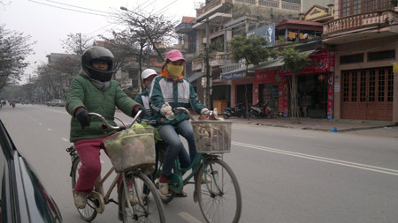 Đội mũ bảo hiểm ngay cả khi đi xe đạp. Đội mũ bảo hiểm ngay cả khi đi xe đạp.